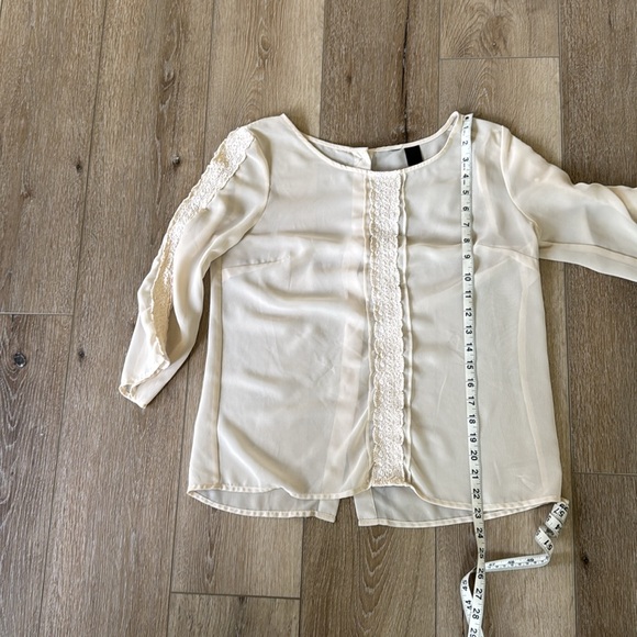 Vintage lace blouse with button up back - Picture 6 of 6